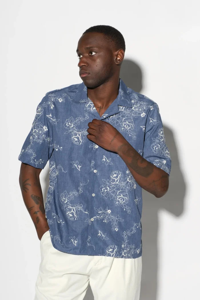 Camisa em Denim com Estampa Floral