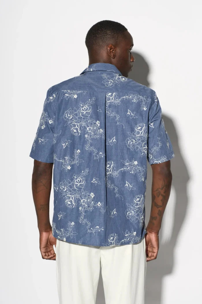Camisa em Denim com Estampa Floral